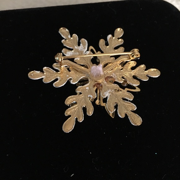 Snowflake Pin ❄️ - Picture 3 of 4